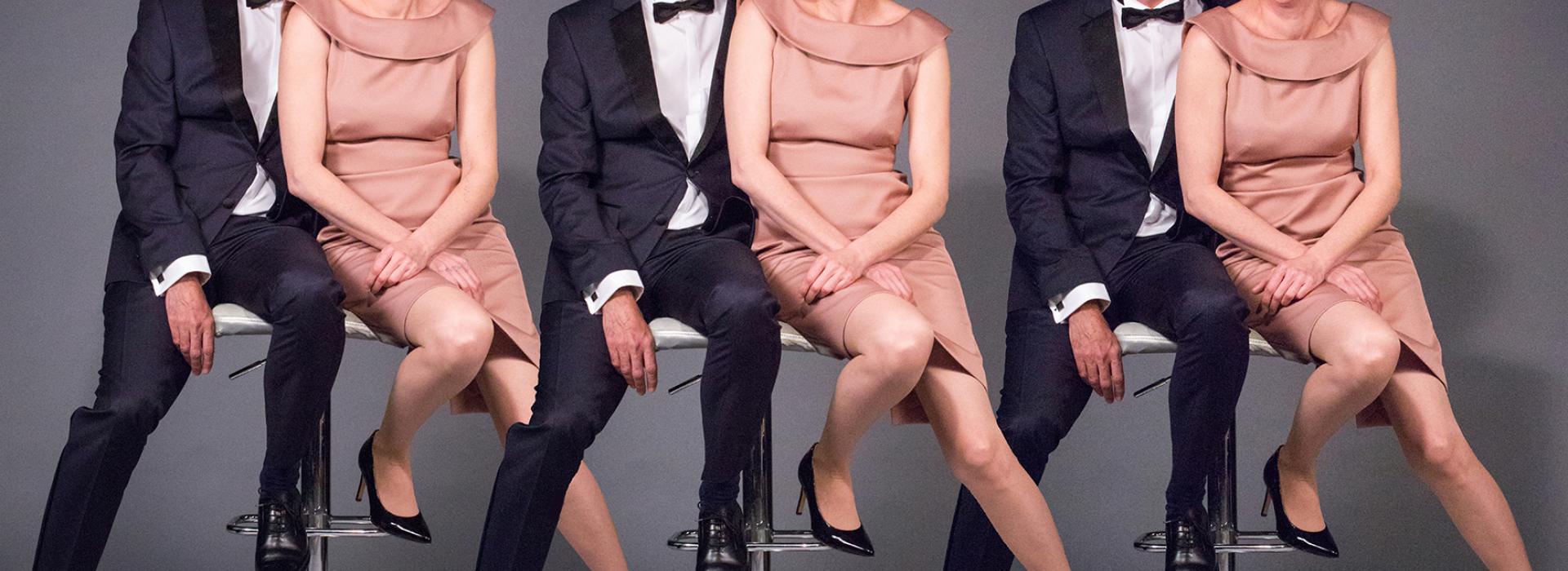 La photo d'un homme et une femme est répétée trois fois. Ils sont sur un tabouret en faisant différentes expressions faciales. Il est en costume, elle est en robe rose.