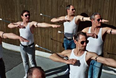 5 majorettes hommes habillées comme Freddy Mercury au Live Aid de Wembley